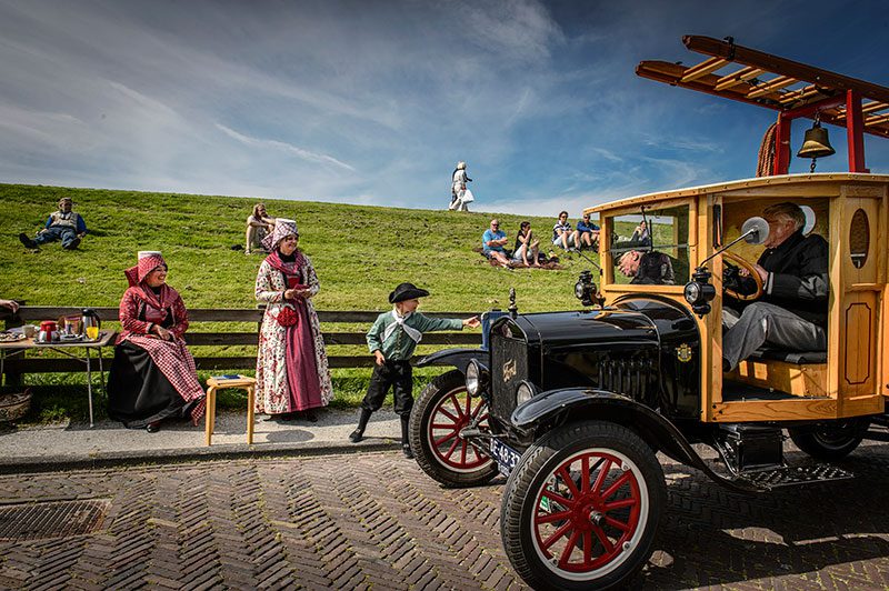 De Elfsteden Oldtimerstoet passeert Hindeloopen. Fotografie: Matty van Wijnbergen.