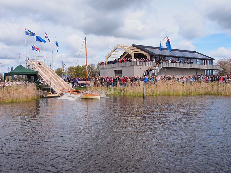 Theo Speerstra, de gepensioneerd manager van bungalowpark De Pharshoeke, had 30 april passantenhaven Heegerwâl afgesloten met een lint — dat Schrier en Akkerman doormidden mochten knippen — en lanceerde vervolgens een 16 kwadraat zeilboot van de eerste Friese bootspringschans.