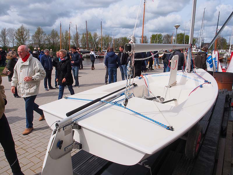 Geert Wijma van Jachtwerf Heeg schonk de watersportvereniging van Heeg een gloednieuwe Splash, één van de vele succesmodellen van de jachtwerf.