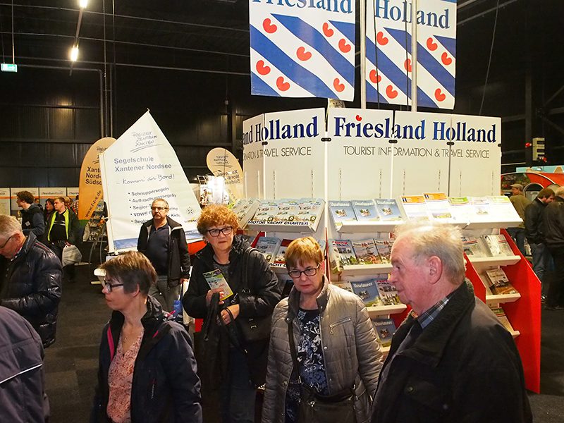 De Friesland Holland-stand op de Niederrhein Touristikmesse in Kalkar. 