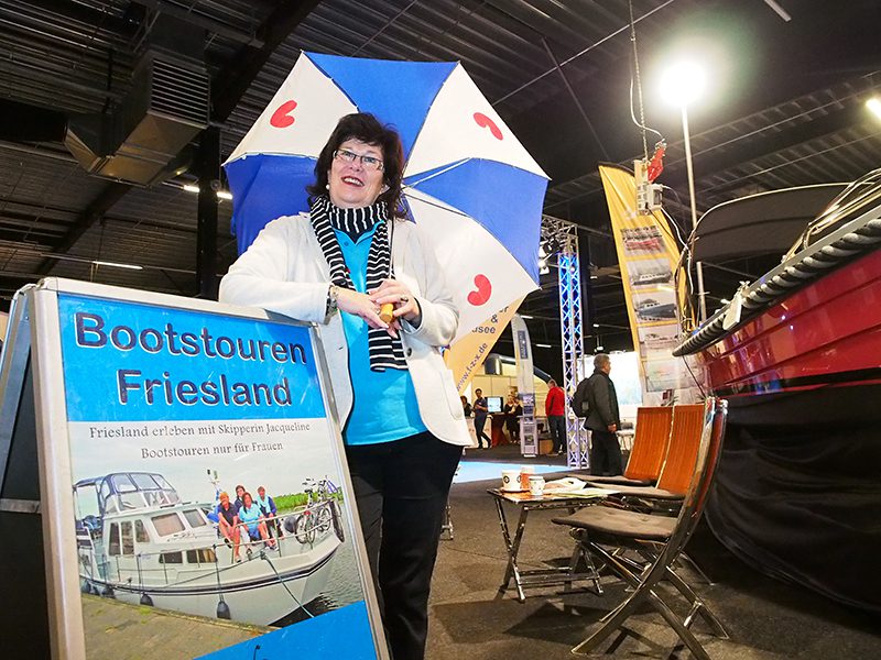 Jacqueline Gibbins organiseert ‘Women Only’ tochten op een motorjacht door Friesland en Noordwest Overijssel.