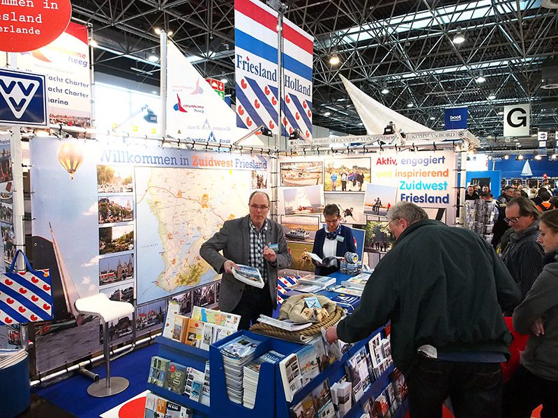 Robert Toussaint, baas van VVV Zuidwest Friesland in Heeg (links, achter de balie van zijn stand op Boot 2015 in Düsseldorf) redt de VVV-activiteiten in Sneek met een infopost in het Fries Scheepvaart Museum aan het Kleinzand.