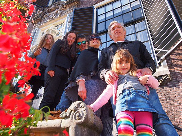 De familie Zehari poseert op het bordes van het mooie stadhuis van Sneek.