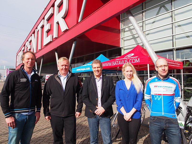 Toerismewethouder Frans Kloosterman (tweede van links), hier bij de opening van de onlangs gehouden Holland E-bike Show in Home Center, wil de gemeente Weststellingwerf nadrukkelijk op de kaart zetten als het fiets- en wandelparadijs van Nederland. Naast hem andere promotors van de vakantieregio Wolvega-Noordwolde. Geheel links Klaas ten Veen (rijwielzaken in Oldemarkt en Steenwijk, binnenkort ook in Wolvega), derde van links Sikko Kapenga, directeur van Home Center in Wolvega (waar vaak themabeurzen worden gehouden), Sjoukje Koehoorn van rijwielzaak Sikke Boonstra in Wolvega en Henk Weerman van Weerman Fietsen, ook in Wolvega.