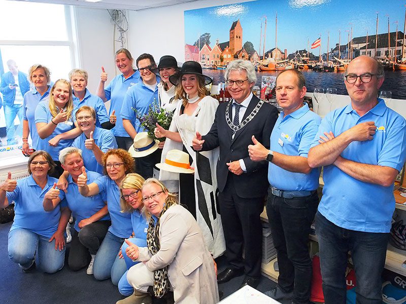 Een twintigtal vrijwilligers — met uitzondering van de burgemeester, de zeilkoningin en de hofdame — runt het nieuwe informatiekantoor.