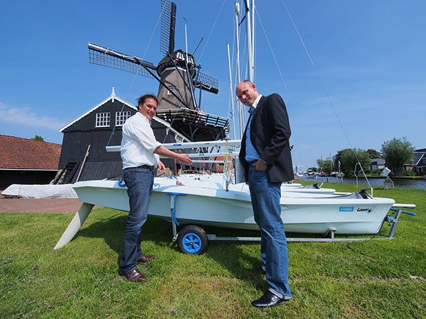 Waterbassin, windturbines en podium naast stands van Friesland Holland