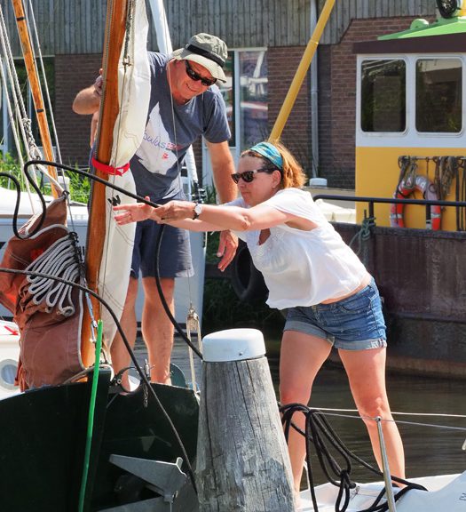 Watersporters geven in Friesland elke dag non-stop unieke voorstellingen bij bruggen en sluizen