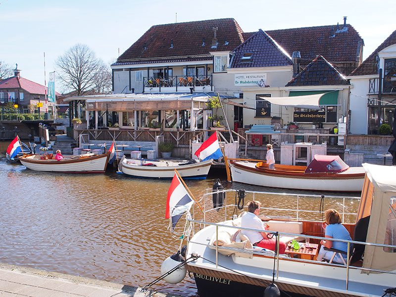 Hotel De Stadsherberg ligt aan de gracht rond de vesting Franeker en is een populaire bestemming van sloepvaarders die de Elfstedenroute varen. Arrangementen: https://www.friesnieuws.nl/4376