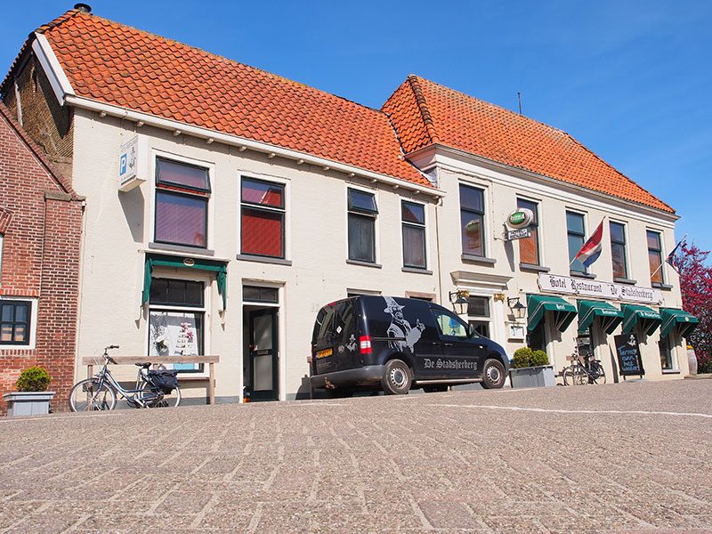 Hotel De Stadsherberg ligt aan de gracht rond de vesting Franeker en is een populaire bestemming van sloepvaarders die de Elfstedenroute varen. Arrangementen: https://www.friesnieuws.nl/4376