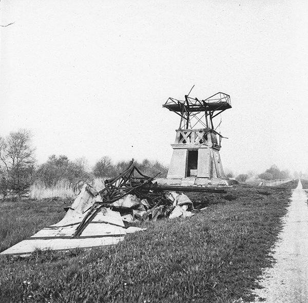 In 1983 werd de windmotor van Munnekeburen geveld door een storm.