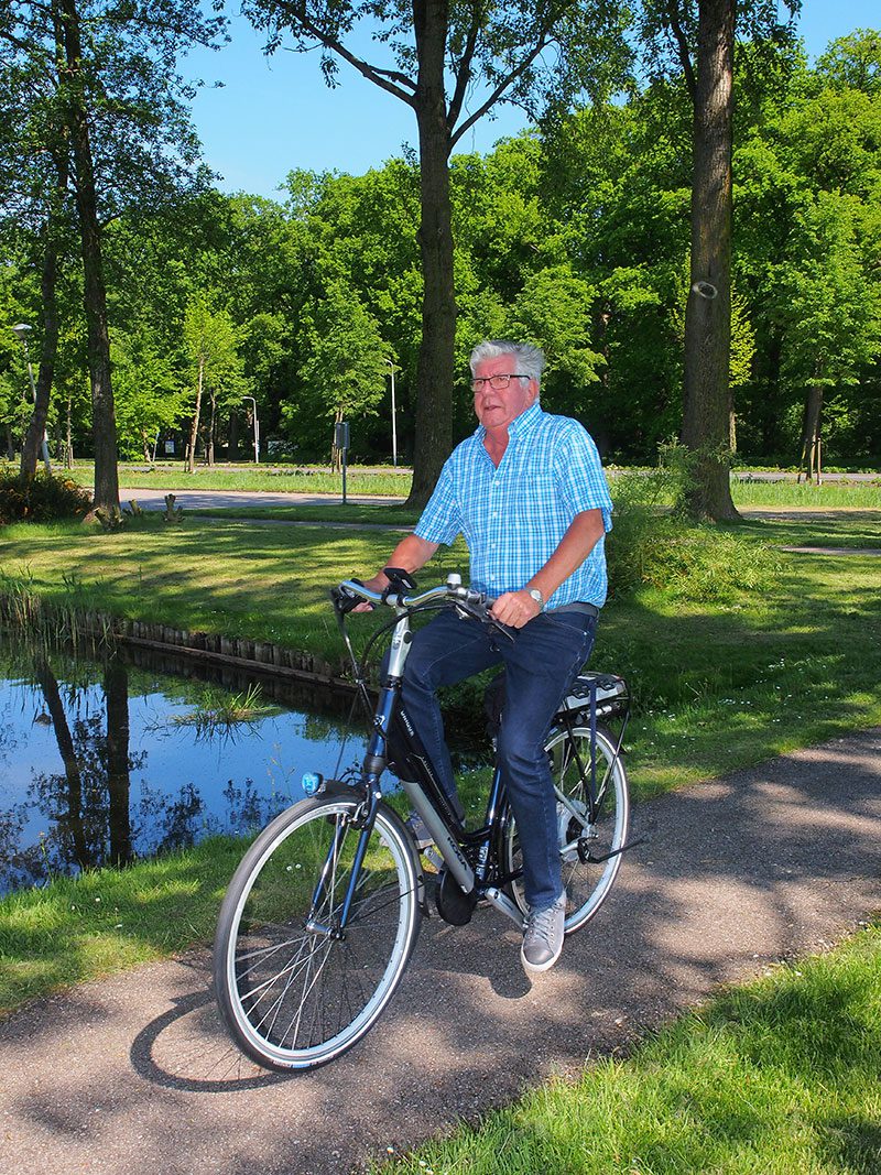 Piet Kromkamp op een nieuwe Koga Unique E-Deluxe van Friesland Holland Travel Service, de reisorganisatie van het Fries bureau voor toerisme waarmee hotel Holland Inn samenwerkt om het fietstoerisme in Zuid-Oost Friesland te bevorderen.