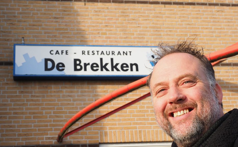 Zanger Albert Hessels maakt van verbrand restaurant ‘gezelligste tent van Friesland’