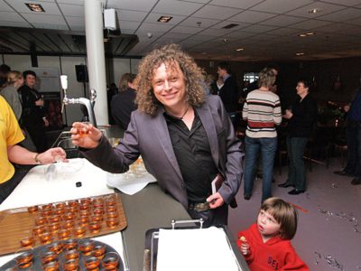 Zanger Syb van der Ploeg schaatste als drie keer Elfstedentocht!