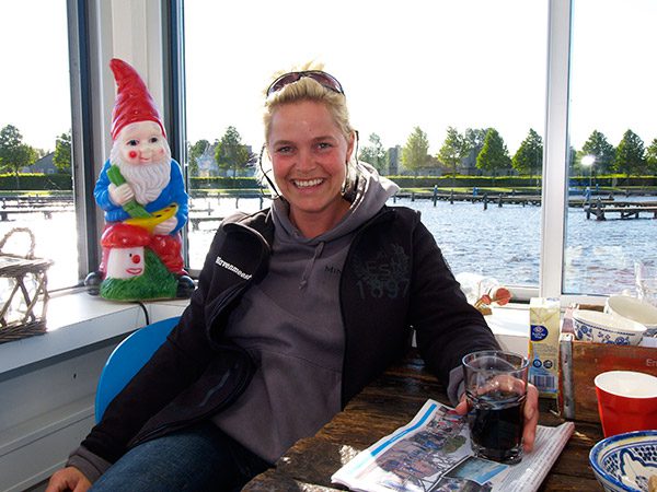  Langweer heeft steeds spraakmakende muzikale havenmeesters. Tot 1 april 2014 runt zangeres en lolbroek Minke Adema de passantenhaven.