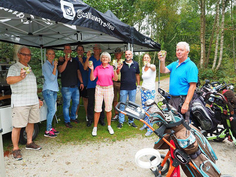 Golfers toosten op de prestaties van barista Ruben Dijkstra in partytenten van Callaway golfuitrusting.