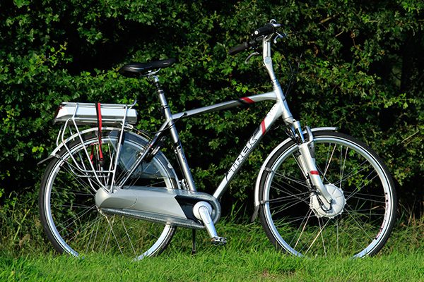 Herenframes zijn “out” bij elektrische fietsen. Op- en afstappen gaat veel gemakkelijker bij een fiets met een U-frame, een damesframe. Het snel kunnen op- en afstappen is belangrijk, omdat elektrische fietsen nogal topzwaar zijn door de accu’s. Een unisexframe (damesframe) blijkt in de praktijk veel veiliger. Ook de Fietsersbond en verkeersveiligheidsinsituten adviseren e-bikes met een damesframe te kopen (of te huren). Op de foto de Trek L300 Navigator e-bike met een herenframe, ook uit de Friesland Holland testcollectie. Deze pedelec scoort veel punten bij testers omdat hij ook met een lege accu of uitgeschakelde trapondersteuning lekker fietst.