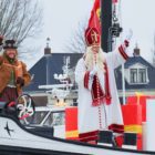 Sint Piter als Sinterklaas met Aldemar (voorheen Zwarte Piet) op de boot uit Spanje
