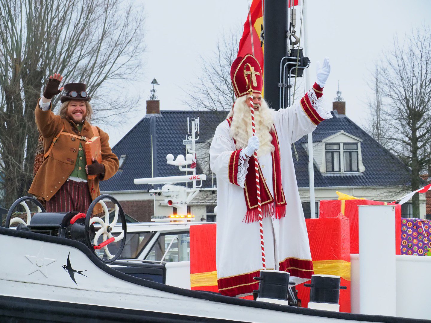 Sint Piter als Sinterklaas met Aldemar (voorheen Zwarte Piet) op de boot uit Spanje