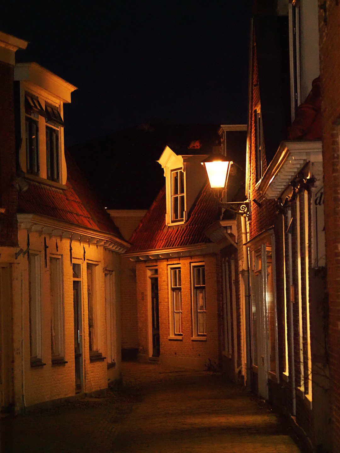 Steeg bij avond in Grou