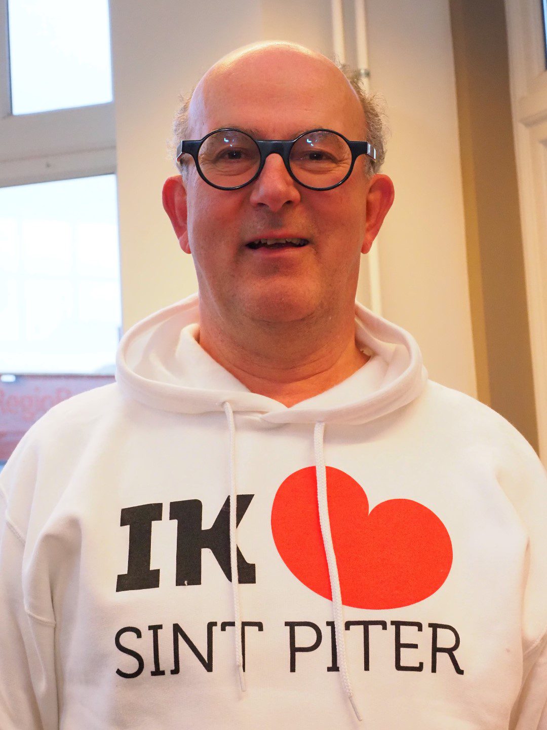 Man in Sint Piter promoshirt