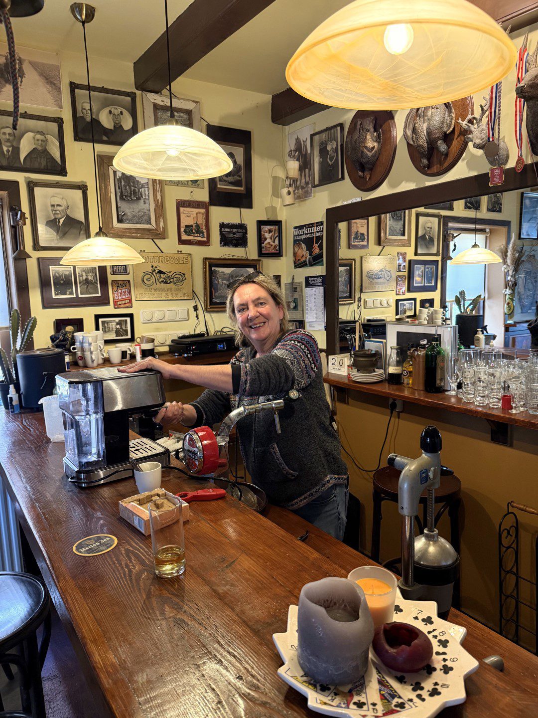 Vrouw achter bar