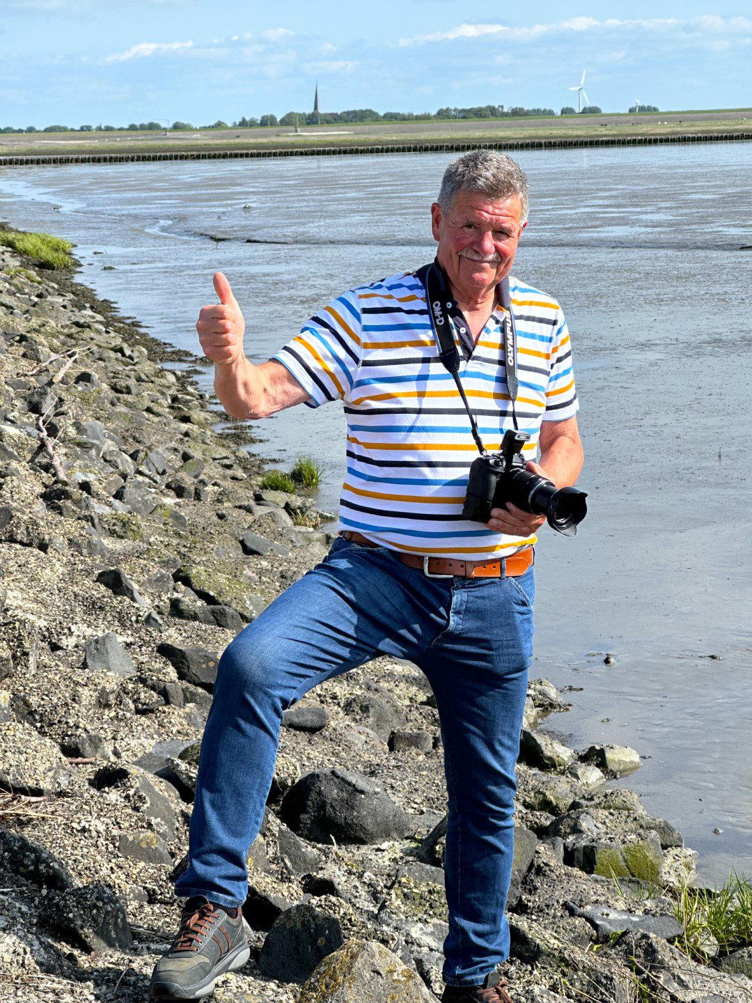 Journalist Albert Hendriks op dijk aan Waddenzee
