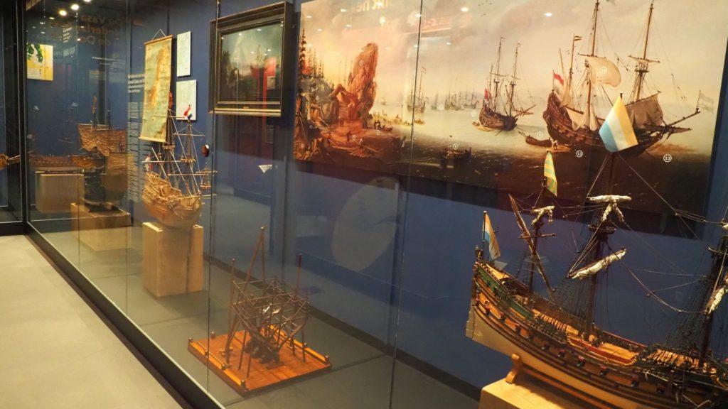 Museum Hindeloopen in Hindeloopen, in het Fries Hylpen, presenteert historische zeevaart, het leven van de schippers en hun gezinnen, een originele Hindelooper kamer, kleurrijke Hindelooper klederdracht en meubelschilderkunst en de eigen taal van het stadje, het Hylpers.