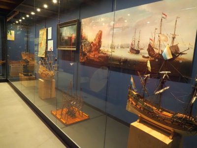 Museum Hindeloopen in Hindeloopen, in het Fries Hylpen, presenteert historische zeevaart, het leven van de schippers en hun gezinnen, een originele Hindelooper kamer, kleurrijke Hindelooper klederdracht en meubelschilderkunst en de eigen taal van het stadje, het Hylpers.