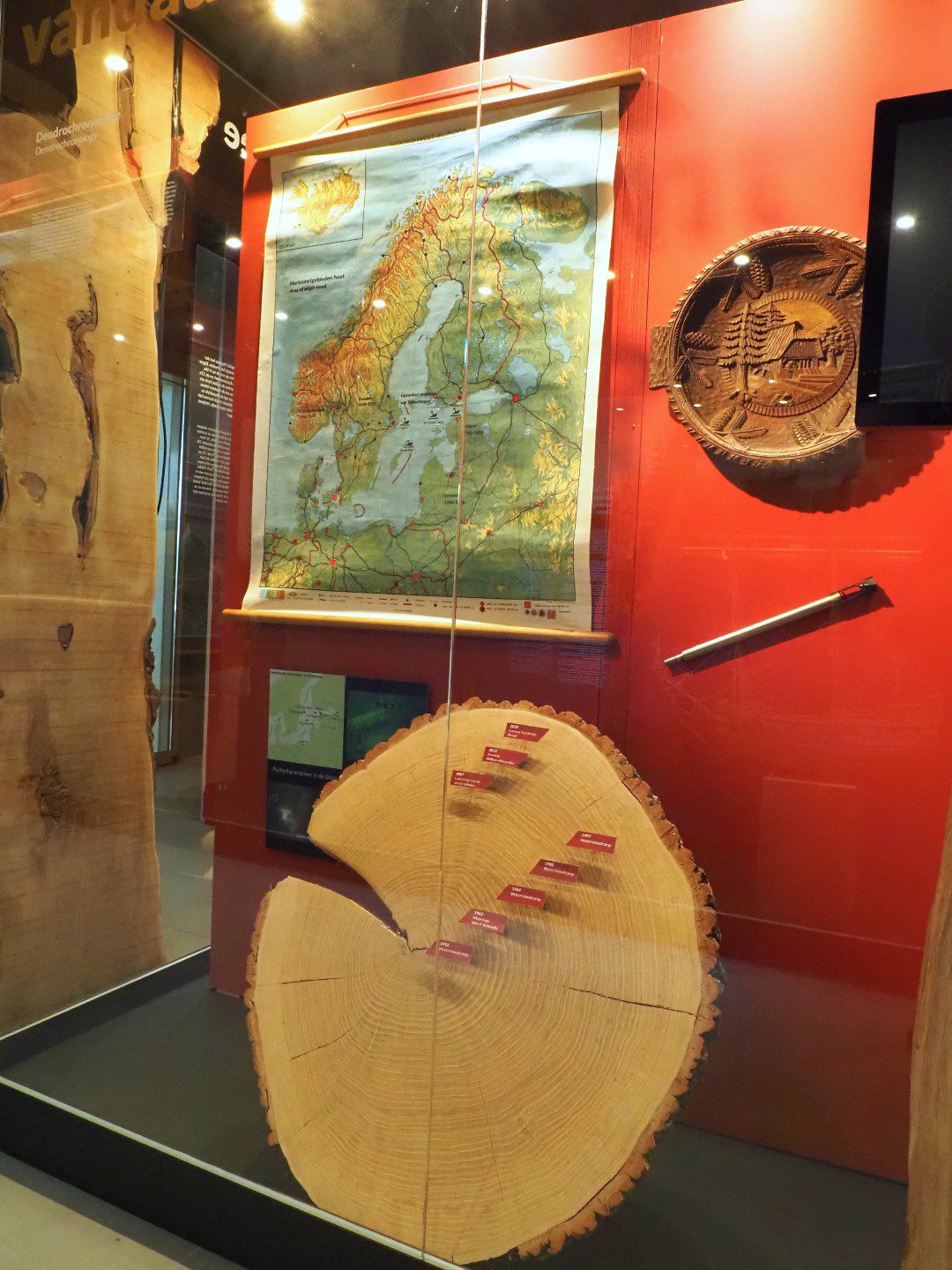 Museum Hindeloopen in Hindeloopen, in het Fries Hylpen, presenteert historische zeevaart, het leven van de schippers en hun gezinnen, een originele Hindelooper kamer, kleurrijke Hindelooper klederdracht en meubelschilderkunst en de eigen taal van het stadje, het Hylpers.