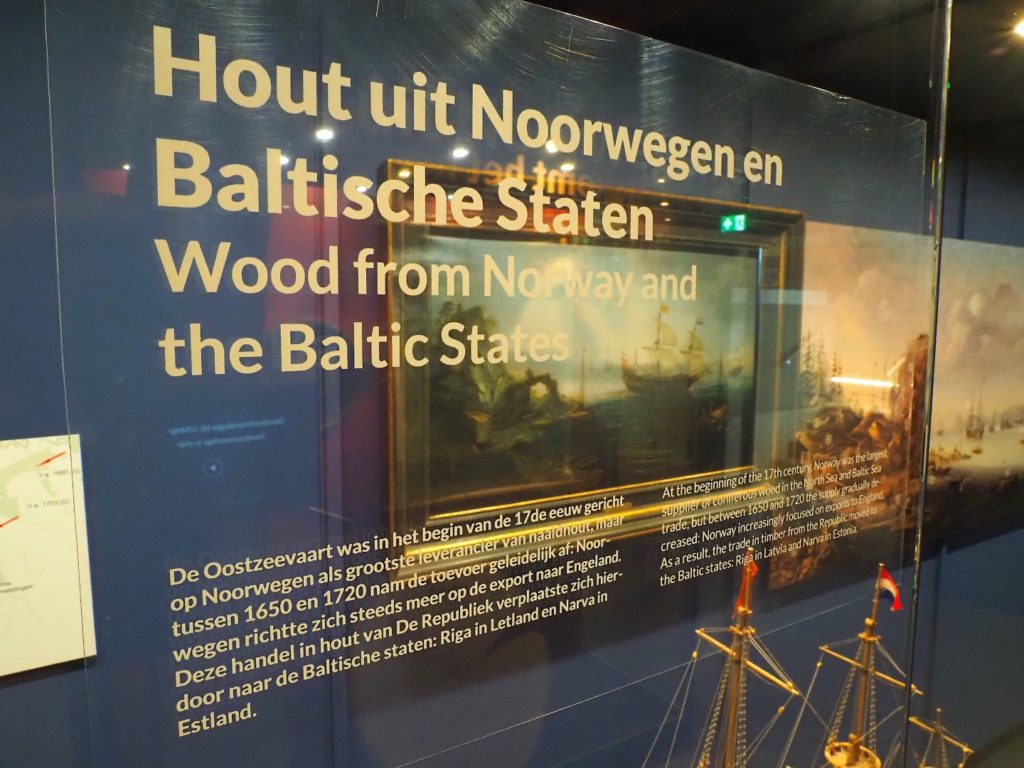 Museum Hindeloopen in Hindeloopen, in het Fries Hylpen, presenteert historische zeevaart, het leven van de schippers en hun gezinnen, een originele Hindelooper kamer, kleurrijke Hindelooper klederdracht en meubelschilderkunst en de eigen taal van het stadje, het Hylpers. 