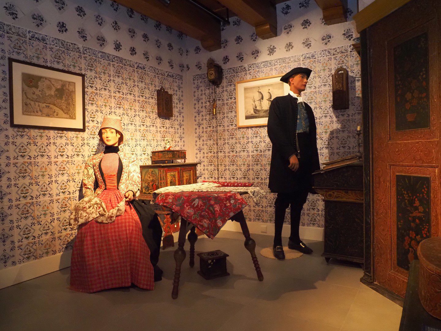 Museum Hindeloopen in Hindeloopen, in het Fries Hylpen, presenteert historische zeevaart, het leven van de schippers en hun gezinnen, een originele Hindelooper kamer, kleurrijke Hindelooper klederdracht en meubelschilderkunst en de eigen taal van het stadje, het Hylpers.