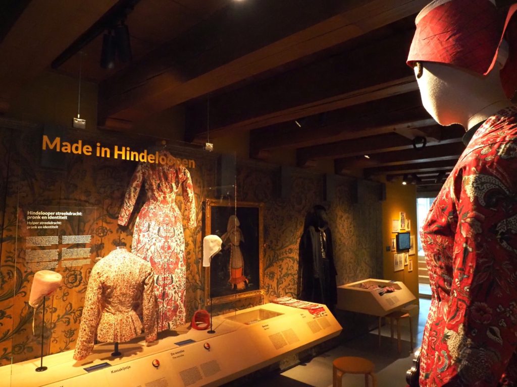 Museum Hindeloopen in Hindeloopen, in het Fries Hylpen, presenteert historische zeevaart, het leven van de schippers en hun gezinnen, een originele Hindelooper kamer, kleurrijke Hindelooper klederdracht en meubelschilderkunst en de eigen taal van het stadje, het Hylpers. 