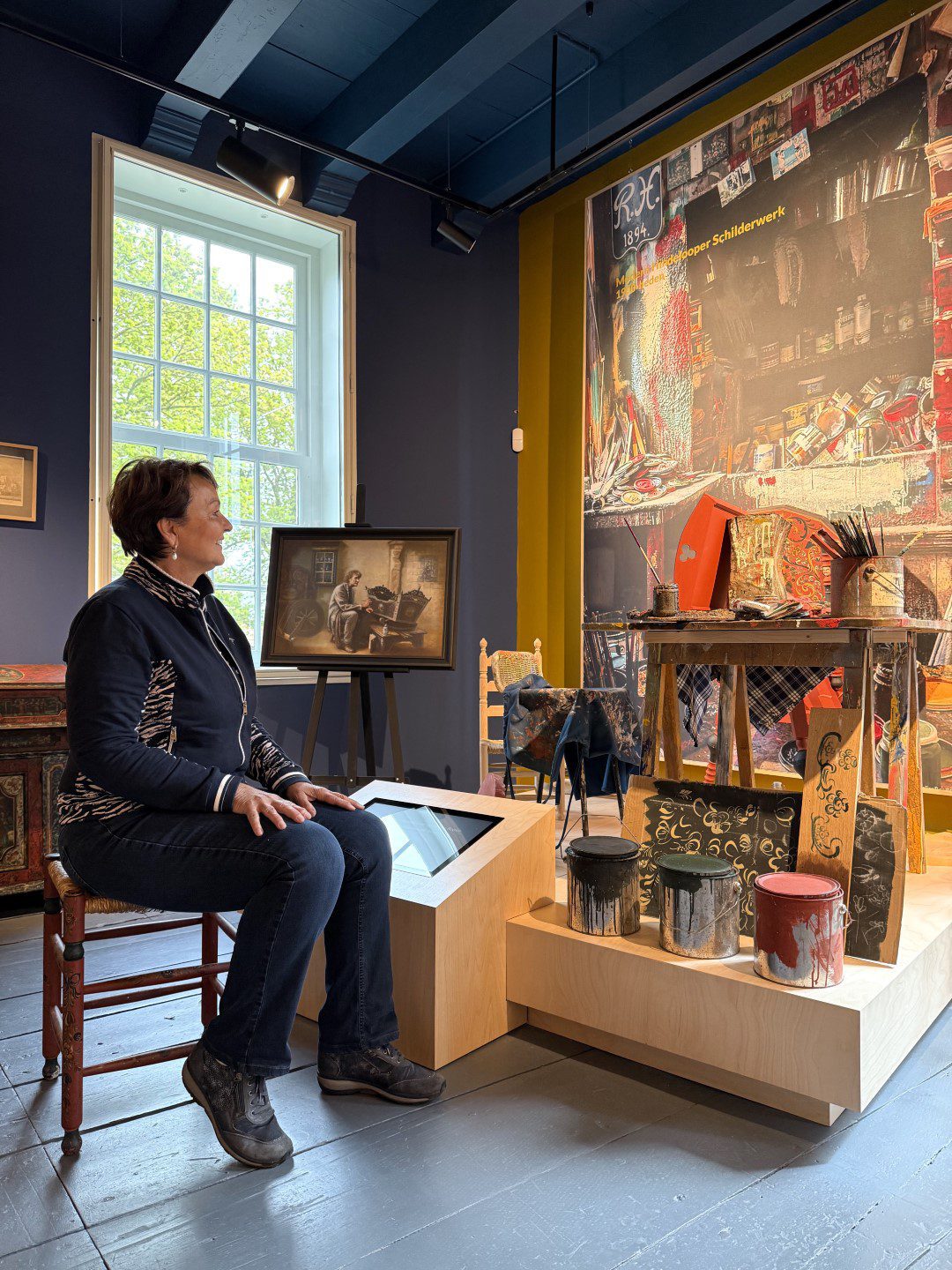 Museum Hindeloopen in Hindeloopen, in het Fries Hylpen, presenteert historische zeevaart, het leven van de schippers en hun gezinnen, kleurrijke Hindelooper klederdracht en meubelschilderkunst en de eigen taal van het stadje, het Hylpers.