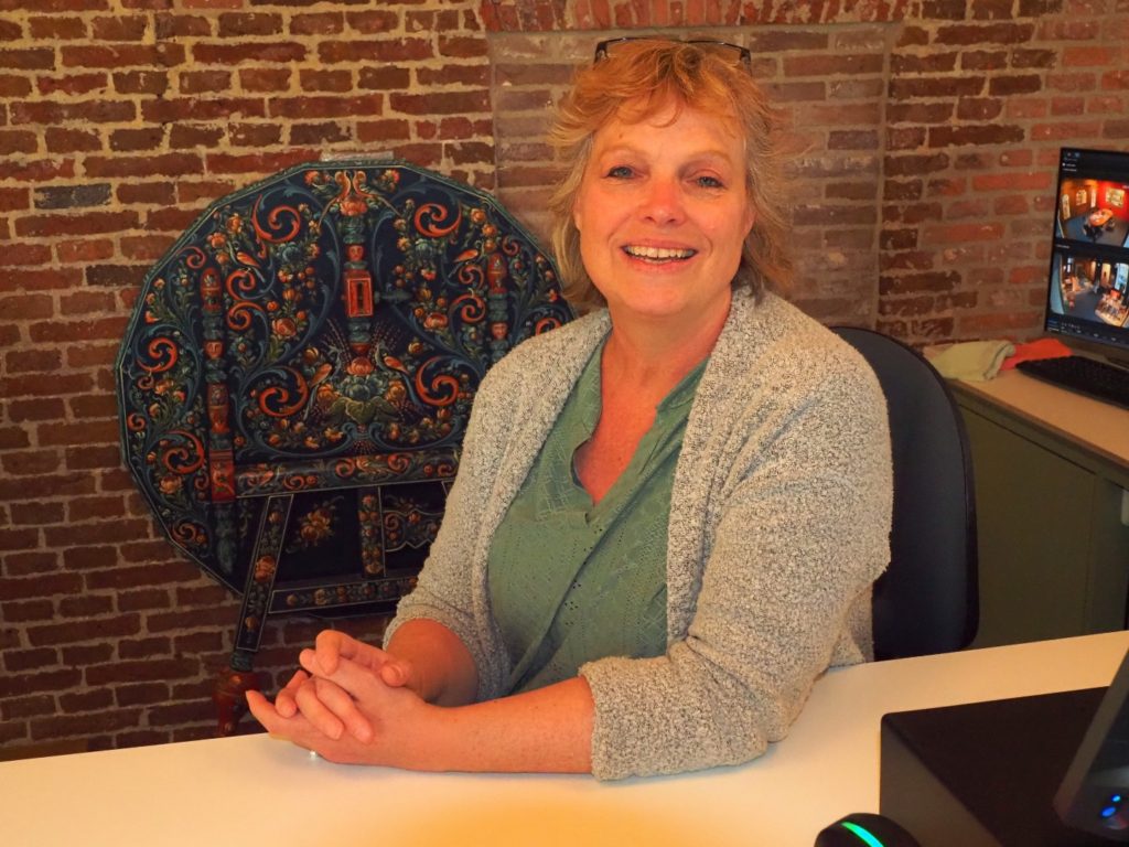 Museum Hindeloopen in Hindeloopen, in het Fries Hylpen, presenteert historische zeevaart, het leven van de schippers en hun gezinnen, kleurrijke Hindelooper klederdracht en meubelschilderkunst en de eigen taal van het stadje, het Hylpers. 