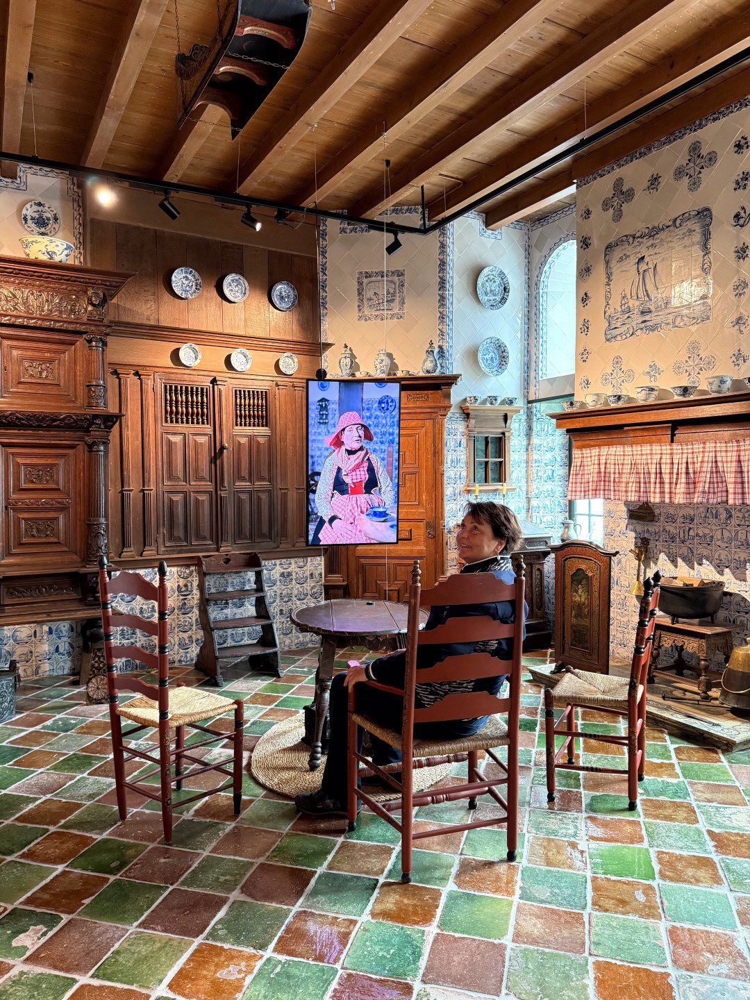 Museum Hindeloopen in Hindeloopen, in het Fries Hylpen, presenteert historische zeevaart, het leven van de schippers en hun gezinnen, kleurrijke Hindelooper klederdracht en meubelschilderkunst en de eigen taal van het stadje, het Hylpers.