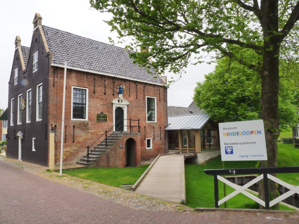 Museum Hindeloopen in Hindeloopen, in het Fries Hylpen, presenteert historische zeevaart, het leven van de schippers en hun gezinnen, kleurrijke Hindelooper klederdracht en meubelschilderkunst en de eigen taal van het stadje, het Hylpers. In de lounge bevindt zich een infocentrum van VVV Waterland van Friesland over de merenrijke Zuidwesthoek van Friesland en de daar gelegen Elfsteden.