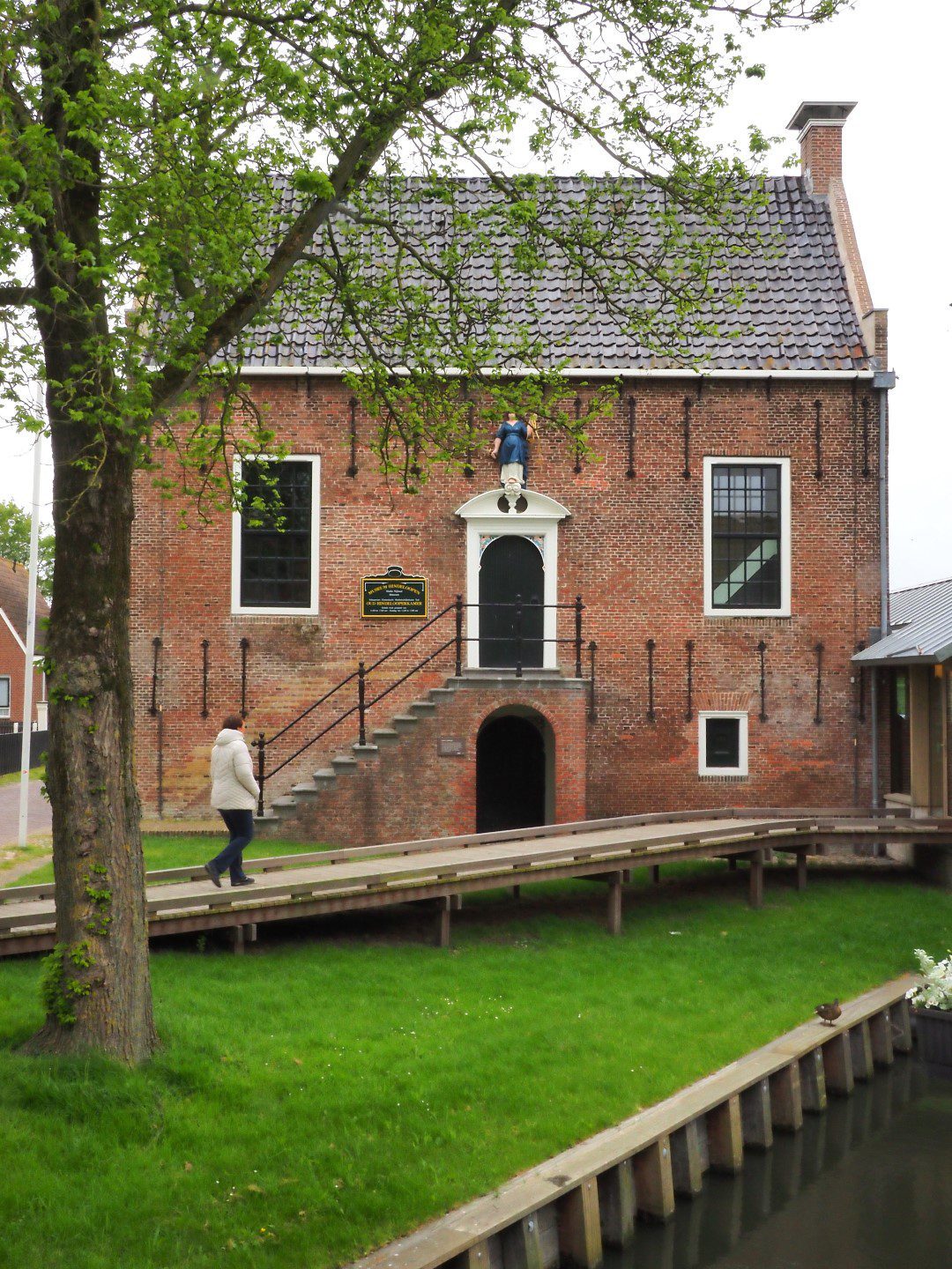 Museum Hindeloopen in Hindeloopen, in het Fries Hylpen, presenteert historische zeevaart, het leven van de schippers en hun gezinnen, kleurrijke Hindelooper klederdracht en meubelschilderkunst en de eigen taal van het stadje, het Hylpers. In de lounge bevindt zich een infocentrum van VVV Waterland van Friesland over de merenrijke Zuidwesthoek van Friesland en de daar gelegen Elfsteden. 