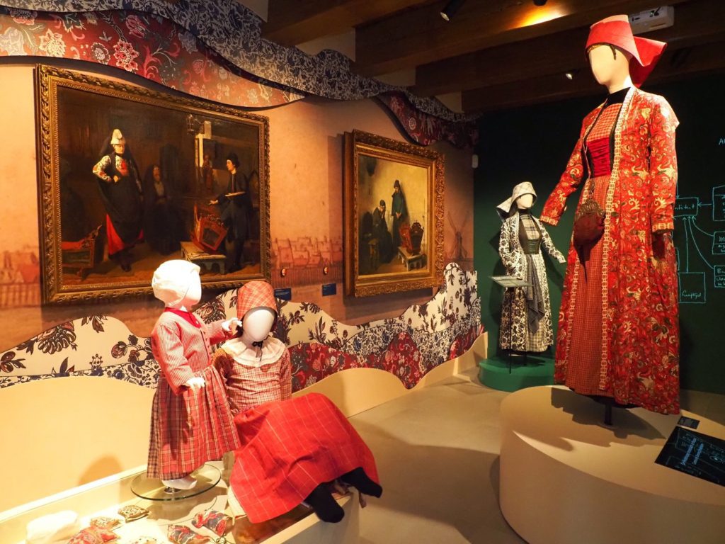 Museum Hindeloopen in Hindeloopen, in het Fries Hylpen, presenteert historische zeevaart, het leven van de schippers en hun gezinnen, een originele Hindelooper kamer, kleurrijke Hindelooper klederdracht en meubelschilderkunst en de eigen taal van het stadje, het Hylpers. 