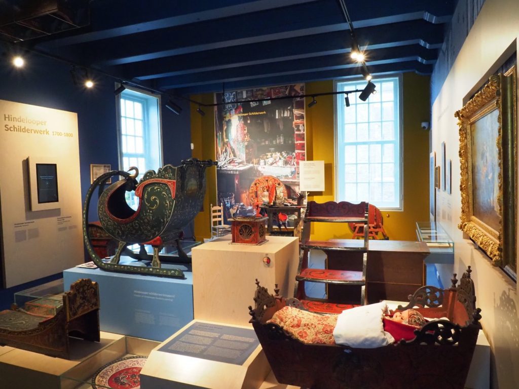 Museum Hindeloopen in Hindeloopen, in het Fries Hylpen, presenteert historische zeevaart, het leven van de schippers en hun gezinnen, een originele Hindelooper kamer, kleurrijke Hindelooper klederdracht en meubelschilderkunst en de eigen taal van het stadje, het Hylpers.
