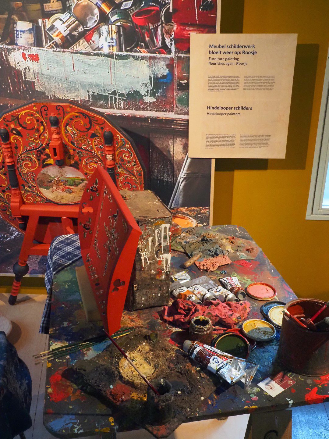 Museum Hindeloopen in Hindeloopen, in het Fries Hylpen, presenteert historische zeevaart, het leven van de schippers en hun gezinnen, een originele Hindelooper kamer, kleurrijke Hindelooper klederdracht en meubelschilderkunst en de eigen taal van het stadje, het Hylpers.