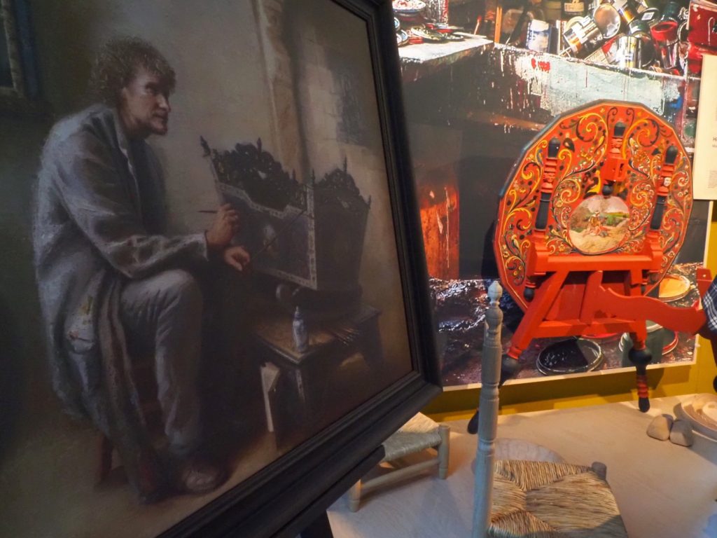 Museum Hindeloopen in Hindeloopen, in het Fries Hylpen, presenteert historische zeevaart, het leven van de schippers en hun gezinnen, een originele Hindelooper kamer, kleurrijke Hindelooper klederdracht en meubelschilderkunst en de eigen taal van het stadje, het Hylpers. 
