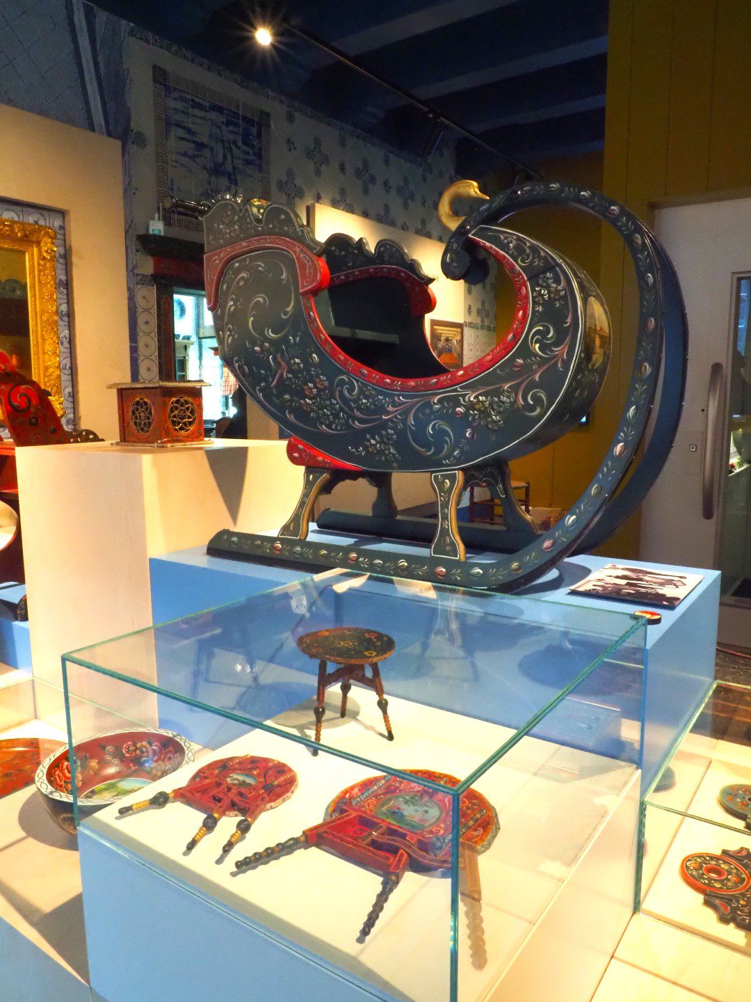 Museum Hindeloopen in Hindeloopen, in het Fries Hylpen, presenteert historische zeevaart, het leven van de schippers en hun gezinnen, een originele Hindelooper kamer, kleurrijke Hindelooper klederdracht en meubelschilderkunst en de eigen taal van het stadje, het Hylpers.