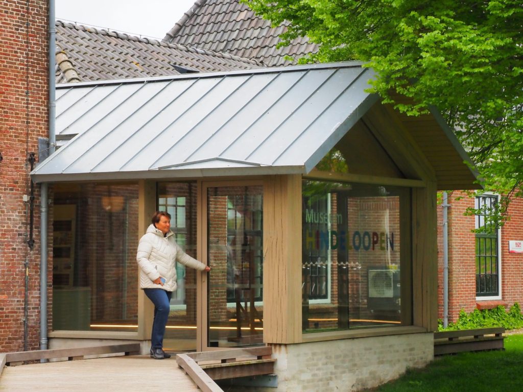 Museum Hindeloopen in Hindeloopen, in het Fries Hylpen, presenteert historische zeevaart, het leven van de schippers en hun gezinnen, kleurrijke Hindelooper klederdracht en meubelschilderkunst en de eigen taal van het stadje, het Hylpers.