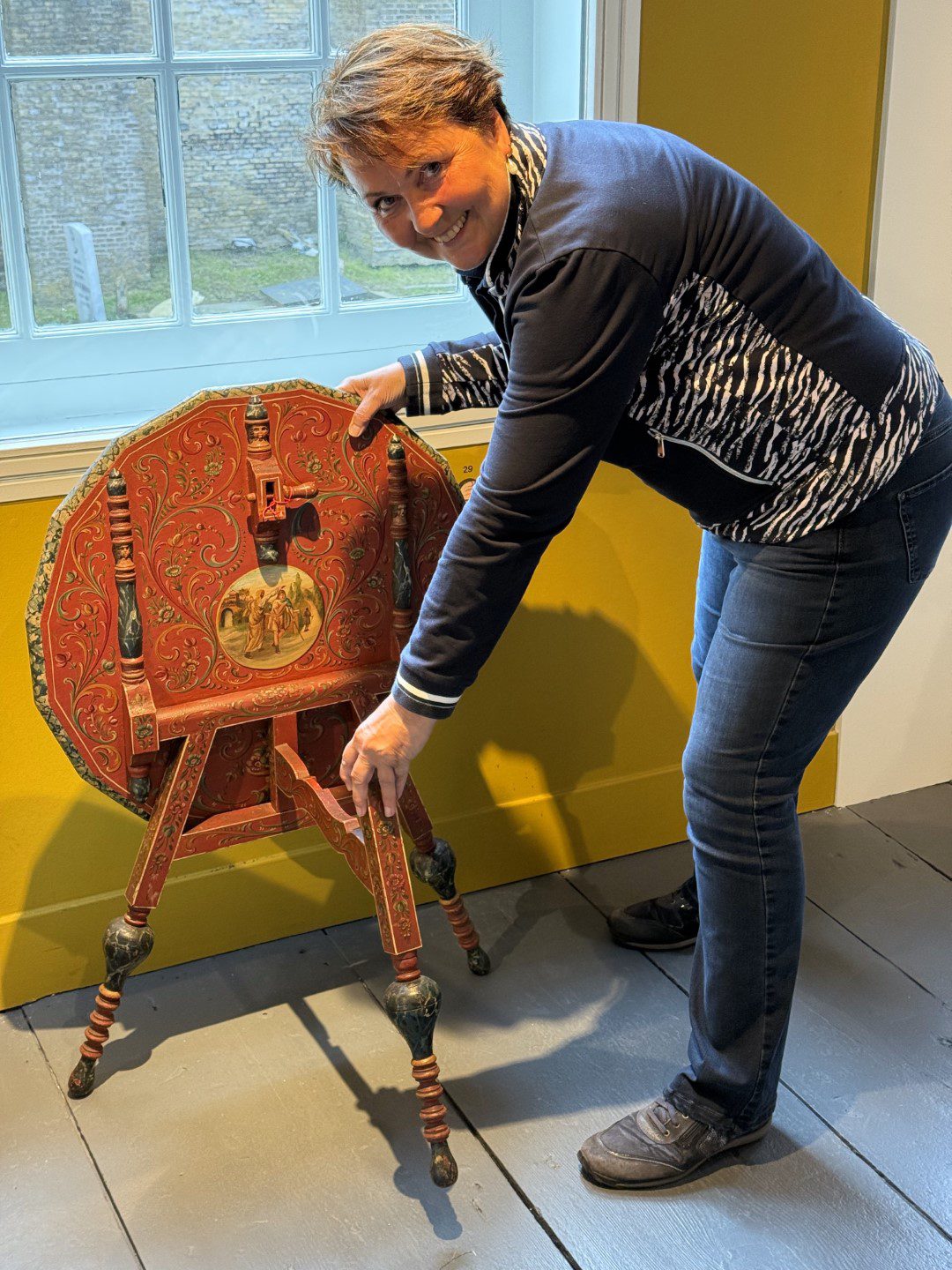 Museum Hindeloopen in Hindeloopen, in het Fries Hylpen, presenteert historische zeevaart, het leven van de schippers en hun gezinnen, een originele Hindelooper kamer, kleurrijke Hindelooper klederdracht en meubelschilderkunst en de eigen taal van het stadje, het Hylpers.
