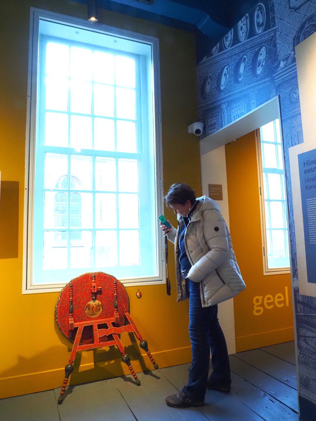 Museum Hindeloopen in Hindeloopen, in het Fries Hylpen, presenteert historische zeevaart, het leven van de schippers en hun gezinnen, een originele Hindelooper kamer, kleurrijke Hindelooper klederdracht en meubelschilderkunst en de eigen taal van het stadje, het Hylpers.