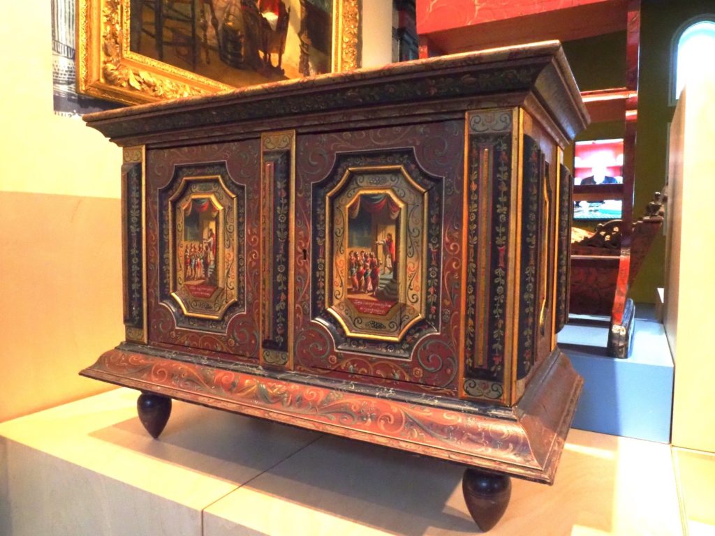 Museum Hindeloopen in Hindeloopen, in het Fries Hylpen, presenteert historische zeevaart, het leven van de schippers en hun gezinnen, een originele Hindelooper kamer, kleurrijke Hindelooper klederdracht en meubelschilderkunst en de eigen taal van het stadje, het Hylpers. 