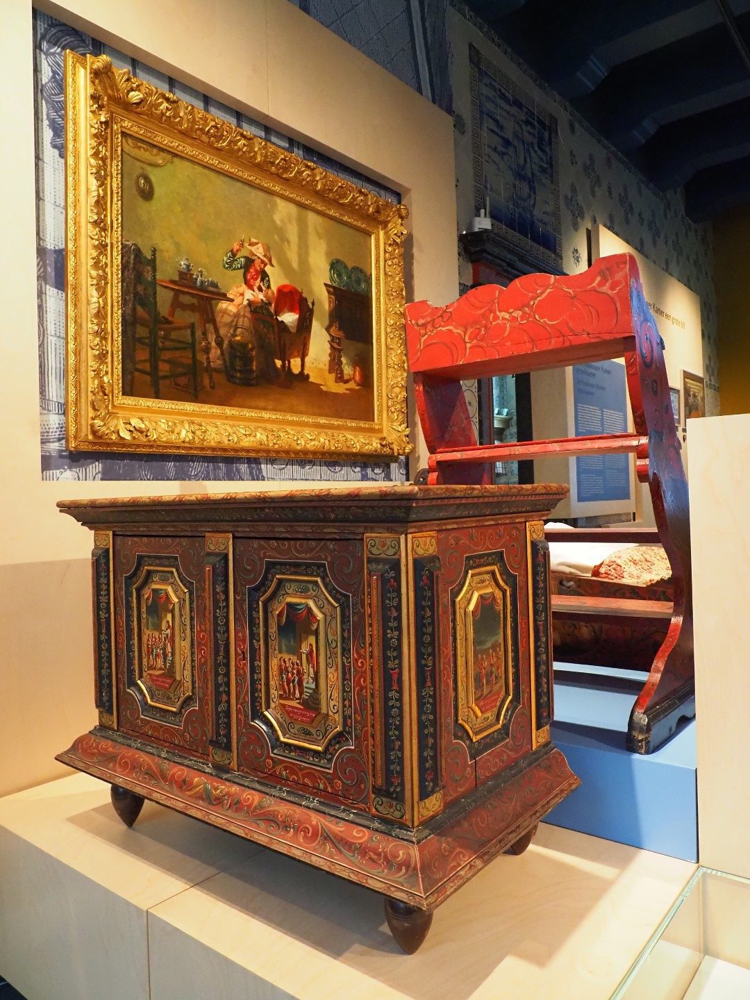 Museum Hindeloopen in Hindeloopen, in het Fries Hylpen, presenteert historische zeevaart, het leven van de schippers en hun gezinnen, een originele Hindelooper kamer, kleurrijke Hindelooper klederdracht en meubelschilderkunst en de eigen taal van het stadje, het Hylpers.