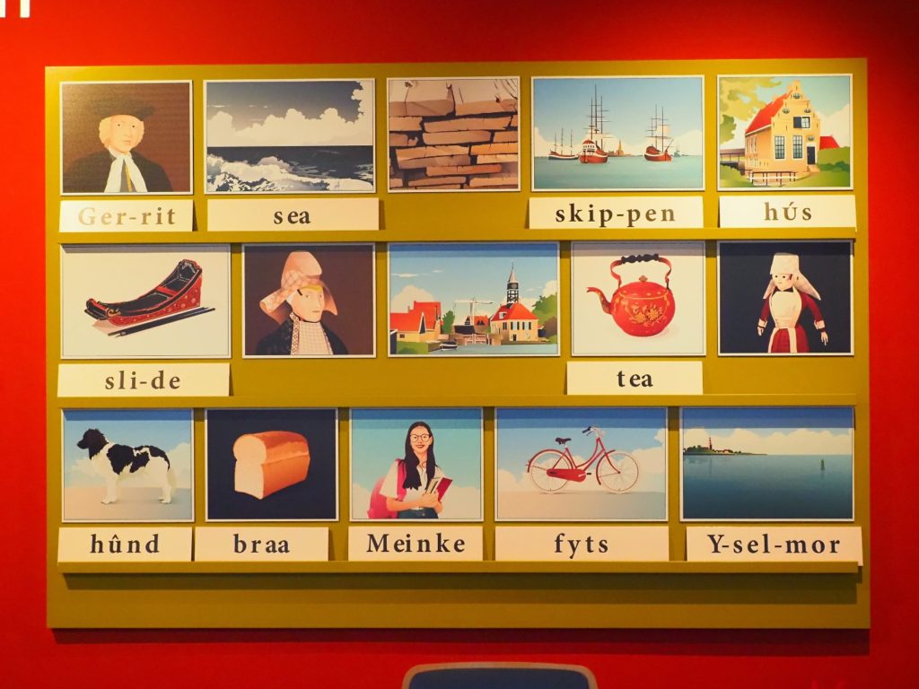 Museum Hindeloopen in Hindeloopen, in het Fries Hylpen, presenteert historische zeevaart, het leven van de schippers en hun gezinnen, een originele Hindelooper kamer, kleurrijke Hindelooper klederdracht en meubelschilderkunst en de eigen taal van het stadje, het Hylpers.