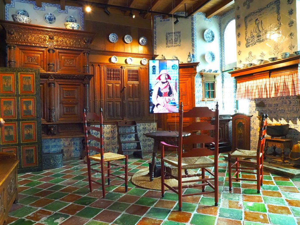 Museum Hindeloopen in Hindeloopen, in het Fries Hylpen, presenteert historische zeevaart, het leven van de schippers en hun gezinnen, een originele Hindelooper kamer, kleurrijke Hindelooper klederdracht en meubelschilderkunst en de eigen taal van het stadje, het Hylpers.