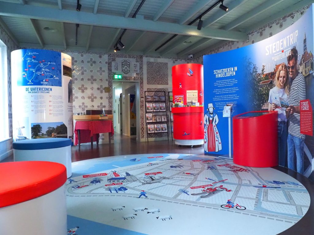 Museum Hindeloopen in Hindeloopen, in het Fries Hylpen, presenteert historische zeevaart, het leven van de schippers en hun gezinnen, een originele Hindelooper kamer, kleurrijke Hindelooper klederdracht en meubelschilderkunst en de eigen taal van het stadje, het Hylpers.